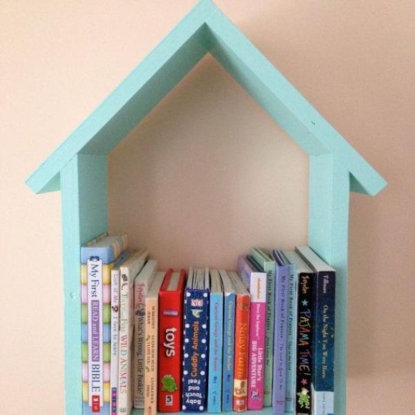 Turquoise House Bookshelf – Wall-Mounted Kids’ Book Display Rack